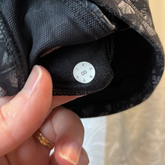 Lululemon sports bra size 8 - Picture 3 of 6